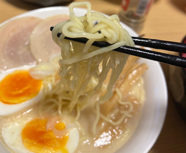 ラーメンの生めんを実食