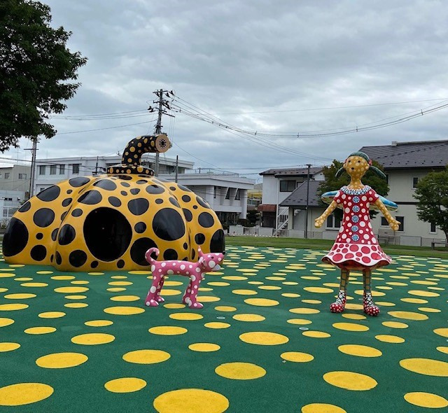 十和田市現代美術館前のアート