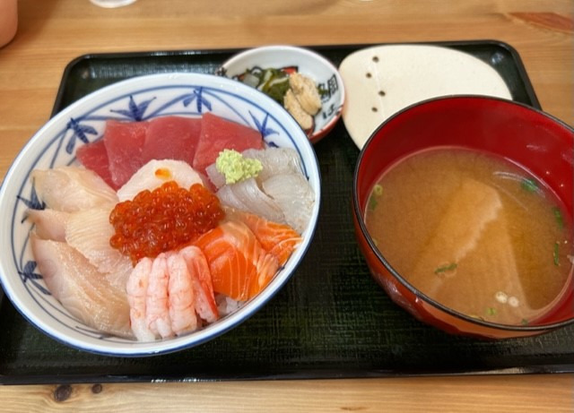 ホタテといくらありの海鮮丼