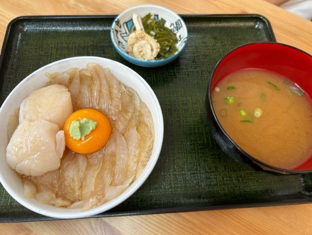 平目漬丼にホタテトッピング