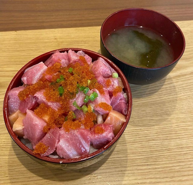 大トロとびっこかけ彩ころ丼