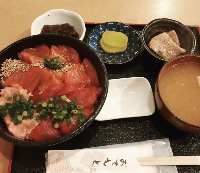 マグロ三食丼