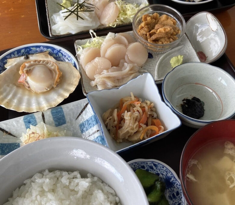 ホタテとウニがついた定食