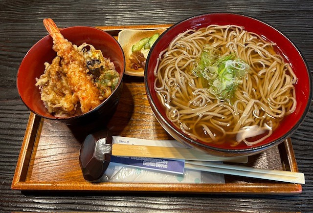 温かいおそばとミニ天丼