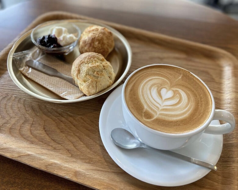 カフェラテとスコーン