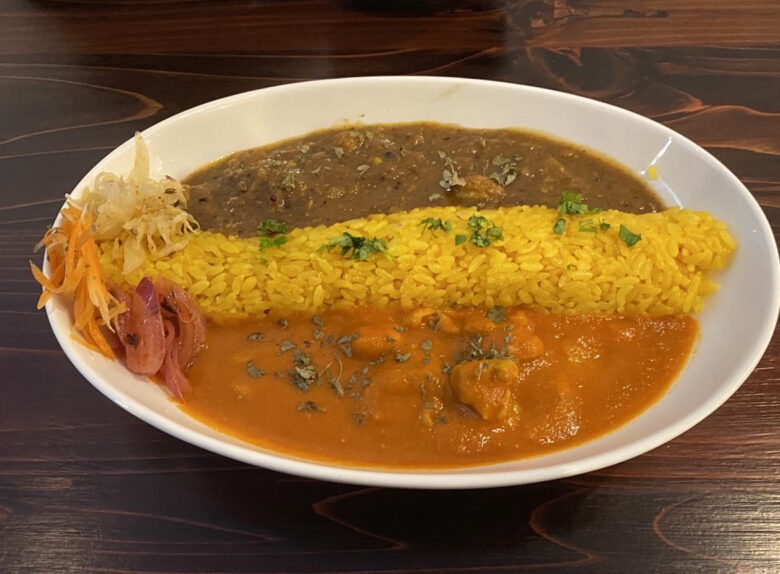 ポークカレーとバターチキンカレーのあいがけ